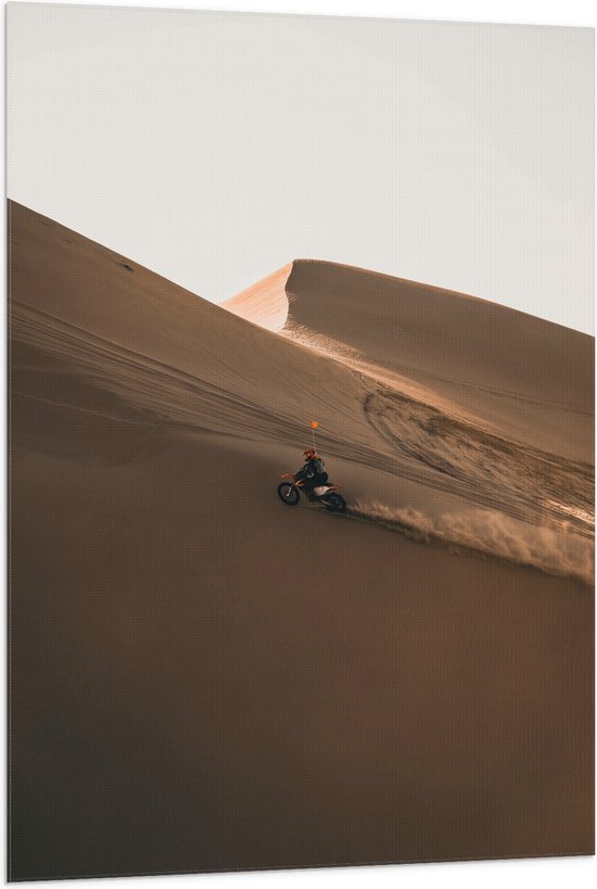 WallClassics - Vlag - Motorcrosser met Oranje Vlag op Berg in Woestijn - 80x120 cm Foto op Polyester Vlag
