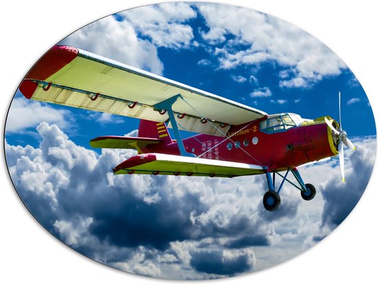 WallClassics - Dibond Ovaal - Rood/Geel Vliegtuig in Wolkenvelden - 96x72 cm Foto op Ovaal (Met Ophangsysteem)