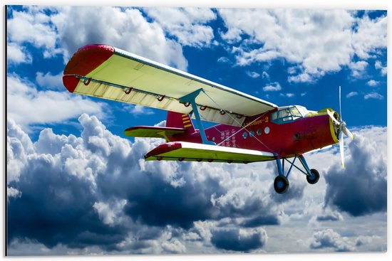 WallClassics - Dibond - Rood/Geel Vliegtuig in Wolkenvelden - 60x40 cm Foto op Aluminium (Wanddecoratie van metaal)