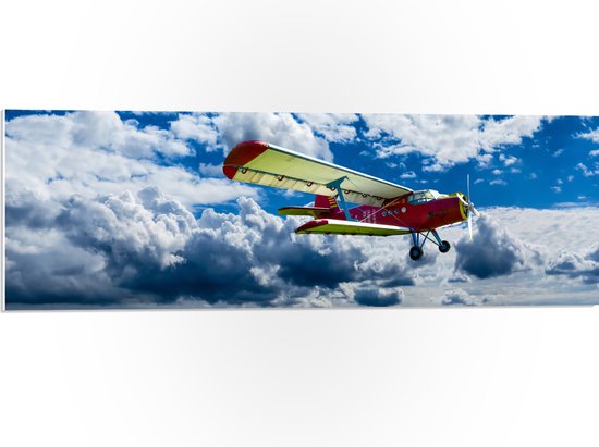 WallClassics - PVC Schuimplaat- Rood/Geel Vliegtuig in Wolkenvelden - 90x30 cm Foto op PVC Schuimplaat