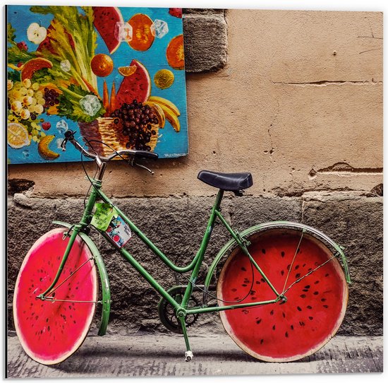 WallClassics - Dibond - Fiets met Watermeloen Wielen - 50x50 cm Foto op Aluminium (Wanddecoratie van metaal)