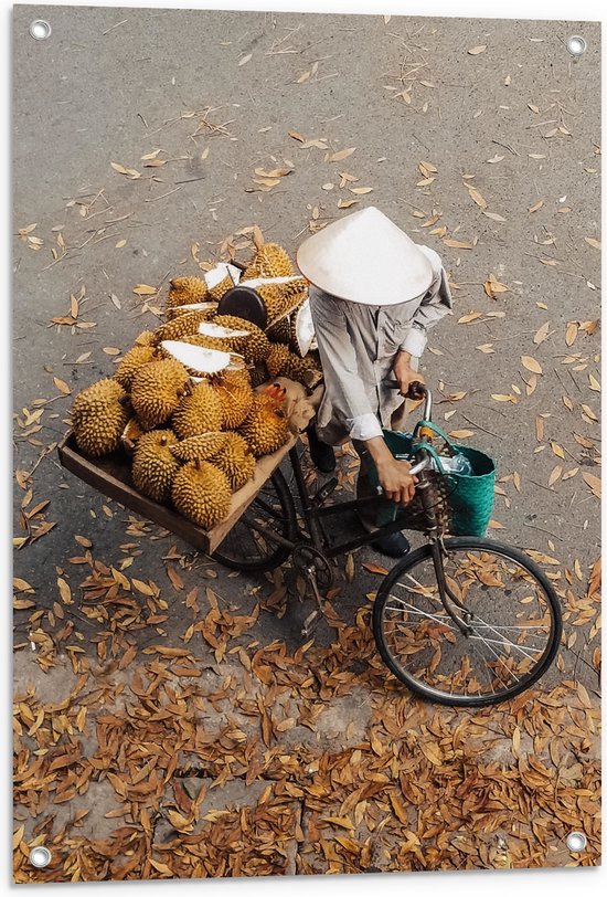 WallClassics - Tuinposter – Bovenaanzicht van Thaise Man met Vruchten - 60x80 cm Foto op Tuinposter  (wanddecoratie voor buiten en binnen)