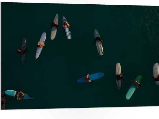 WallClassics - PVC Schuimplaat- Bovenaanzicht van Groep Surfers op Oceaan - 105x70 cm Foto op PVC Schuimplaat