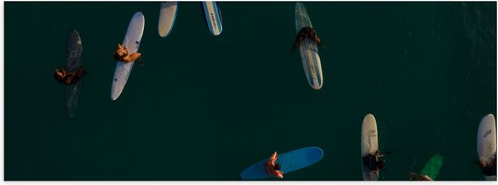 WallClassics - Poster (Mat) - Bovenaanzicht van Groep Surfers op Oceaan - 120x40 cm Foto op Posterpapier met een Matte look