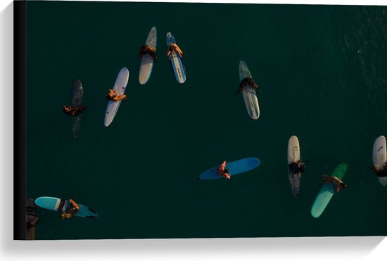 WallClassics - Canvas  - Bovenaanzicht van Groep Surfers op Oceaan - 60x40 cm Foto op Canvas Schilderij (Wanddecoratie op Canvas)