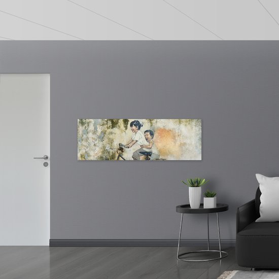 Acrylglas - Muurschildering van Twee Broertjes met Geparkeerde Fiets - 150x50 cm Foto op Acrylglas (Wanddecoratie op Acrylaat)