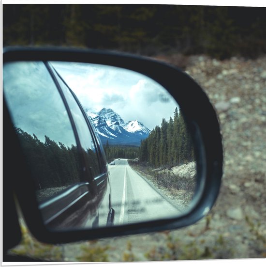 WallClassics - Panneau en mousse PVC – Vue de montagne enneigée dans un miroir de voiture – Photo 80 x 80 cm sur panneau en mousse PVC