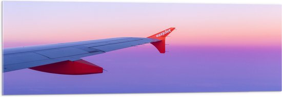 WallClassics - Acrylglas - Rood/Witte Vliegtuigvleugel in Paarse Lucht - 120x40 cm Foto op Acrylglas (Wanddecoratie op Acrylaat)