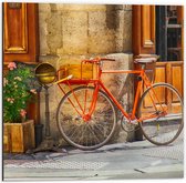 WallClassics - Dibond - Oranje Fiets bij Stenen Gebouw - 50x50 cm Foto op Aluminium (Wanddecoratie van metaal)