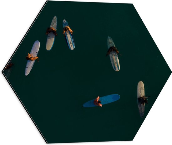 WallClassics - Dibond Hexagon - Bovenaanzicht van Groep Surfers op Oceaan - 50x43.5 cm Foto op Hexagon (Met Ophangsysteem)