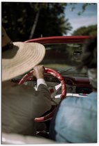 WallClassics - Dibond - Oud Koppel in Cabrio - 70x105 cm Foto op Aluminium (Met Ophangsysteem)