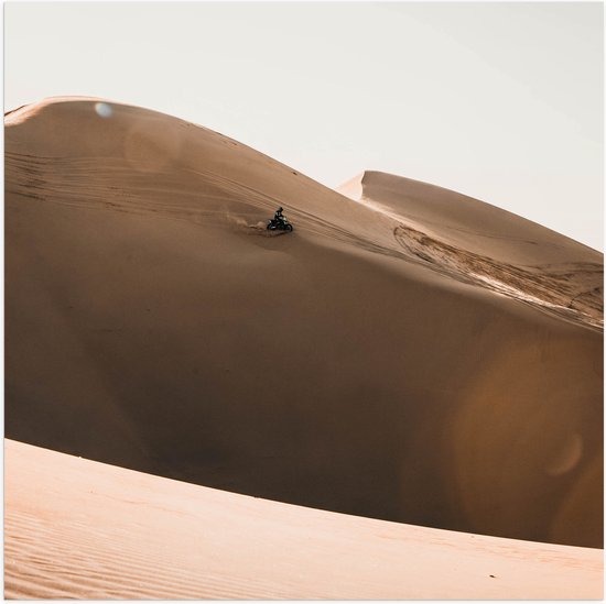 WallClassics - Affiche brillante - Montagne désertique avec pilote de motocross - Photo 100 x 100 cm sur papier poster brillant