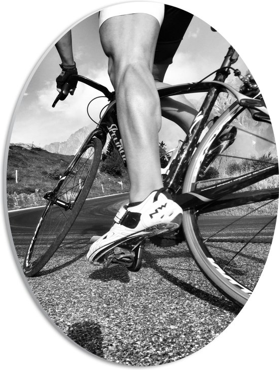 WallClassics - PVC Schuimplaat Ovaal - Gespierde benen van Wielrenner (zwart/wit) - 30x40 cm Foto op Ovaal  (Met Ophangsysteem)