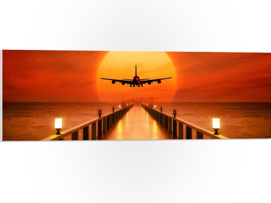 WallClassics - PVC Schuimplaat - Vliegtuig vliegend boven Vlonder met Grote Zon - 90x30 cm Foto op PVC Schuimplaat (Met Ophangsysteem)