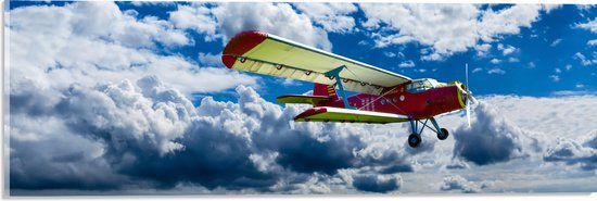 WallClassics - Acrylglas - Rood/Geel Vliegtuig in Wolkenvelden - 60x20 cm Foto op Acrylglas (Met Ophangsysteem)
