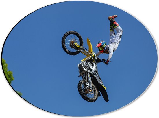 WallClassics - Dibond Ovaal - Stunt BMX'er in de Lucht - 40x30 cm Foto op Ovaal (Met Ophangsysteem)