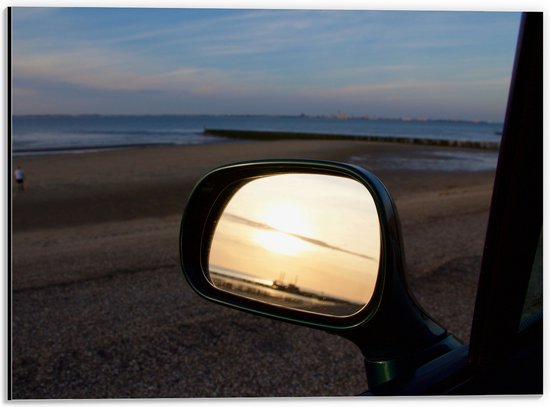 WallClassics - Dibond - Autospiegel op het Strand in de Avond - 40x30 cm Foto op Aluminium (Wanddecoratie van metaal)