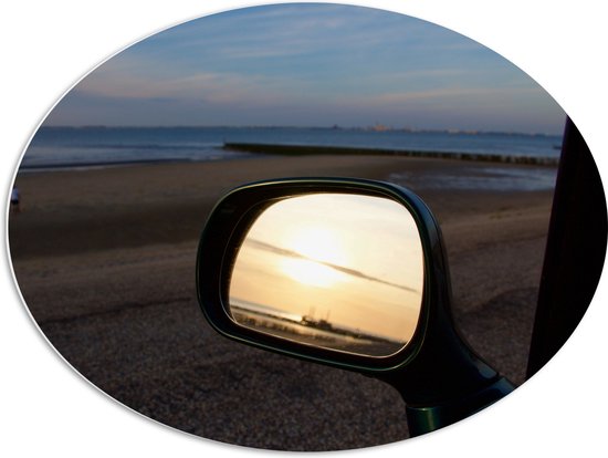 WallClassics - PVC Schuimplaat Ovaal - Autospiegel op het Strand in de Avond - 80x60 cm Foto op Ovaal  (Met Ophangsysteem)