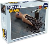 Puzzel Koffiebonen op een donkere houten achtergrond met koffiemolen - Legpuzzel - Puzzel 1000 stukjes volwassenen