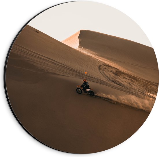 WallClassics - Dibond Muurcirkel - Motorcrosser met Oranje Vlag op Berg in Woestijn - 20x20 cm Foto op Aluminium Muurcirkel (met ophangsysteem)
