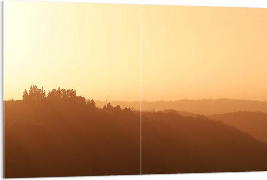 WallClassics - Acrylglas - Mistig Heuvel Landschap met Opkomende Zon - 120x80 cm Foto op Acrylglas (Wanddecoratie op Acrylaat)