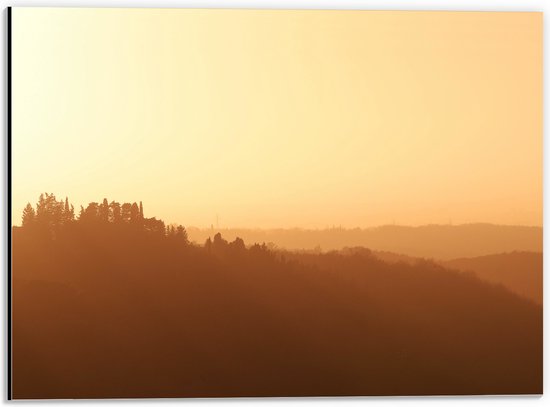 WallClassics - Dibond - Mistig Heuvel Landschap met Opkomende Zon - 40x30 cm Foto op Aluminium (Met Ophangsysteem)