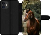 Bookcase Geschikt voor iPhone 12 Pro telefoonhoesje - Paard - Takken - Portret - Met vakjes - Wallet case met magneetsluiting