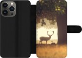 Bookcase Geschikt voor iPhone 13 Pro Max telefoonhoesje - Hert - Bomen - Bos - Met vakjes - Wallet case met magneetsluiting