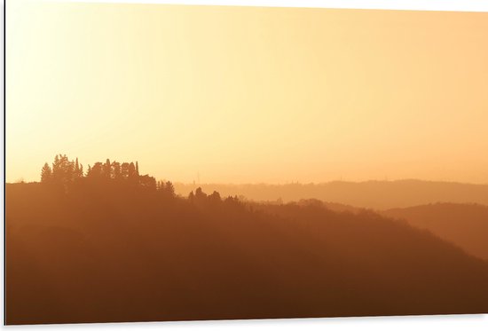 WallClassics - Dibond - Mistig Heuvel Landschap met Opkomende Zon - 105x70 cm Foto op Aluminium (Met Ophangsysteem)