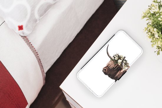 Étui pour téléphone iPhone 13 Bookcase - Highlander écossais - Vache - Roses - Avec compartiments - Étui portefeuille avec fermeture magnétique