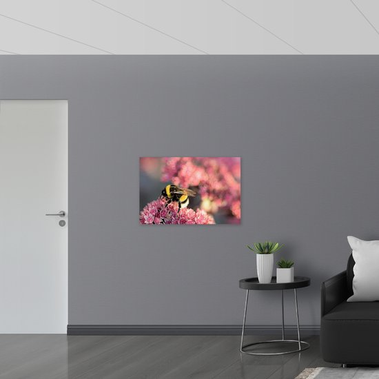 WallClassics - Toile - Pollinisation de Bloem rose par abeille - 90x60 cm Photo sur toile (Décoration murale sur toile)