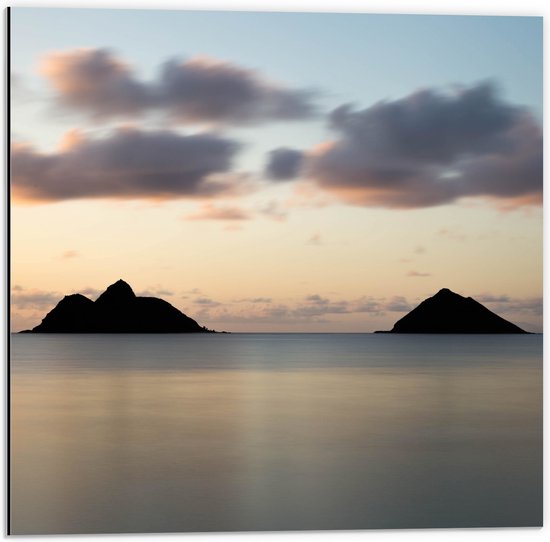WallClassics - Dibond - Twee Bergen in Zee - 50x50 cm Foto op Aluminium (Met Ophangsysteem)