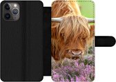 Bookcase Geschikt voor iPhone 11 Pro Max telefoonhoesje - Schotse Hooglander - Paars - Bloemen - Met vakjes - Wallet case met magneetsluiting