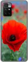 Geschikt voor Xiaomi Redmi 10 hoesje - Paarse en rode klaprozen in een weiland - Siliconen Telefoonhoesje