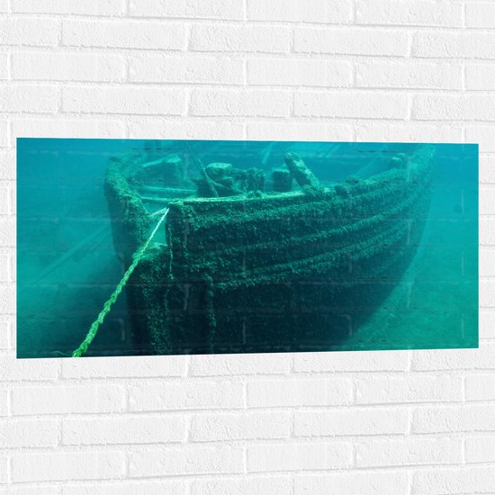 WallClassics - Muursticker - Scheepswrak op de Bodem van de Oceaan - 100x50 cm Foto op Muursticker