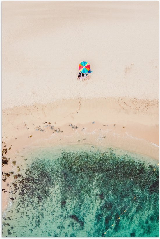 WallClassics - Poster Glanzend – Parasol op het Strand - 40x60 cm Foto op Posterpapier met Glanzende Afwerking