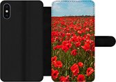Bookcase Geschikt voor iPhone XS Max telefoonhoesje - Een weiland vol met klaprozen - Met vakjes - Wallet case met magneetsluiting