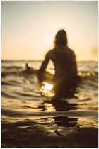 WallClassics - Poster Glossy - Surver in the Water - 50x75 cm Photo sur Papier Poster avec Finition Brillante