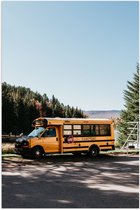 WallClassics - Poster (Mat) - Schoolbus bij Bomen en Water - 60x90 cm Foto op Posterpapier met een Matte look