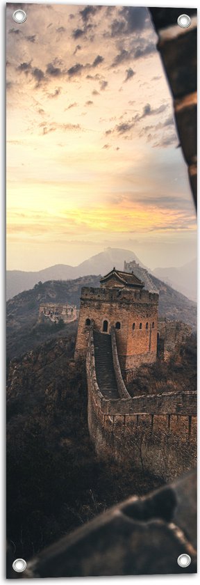 WallClassics - Tuinposter – Chineese Muur vanuit het Raam - 30x90 cm Foto op Tuinposter  (wanddecoratie voor buiten en binnen)