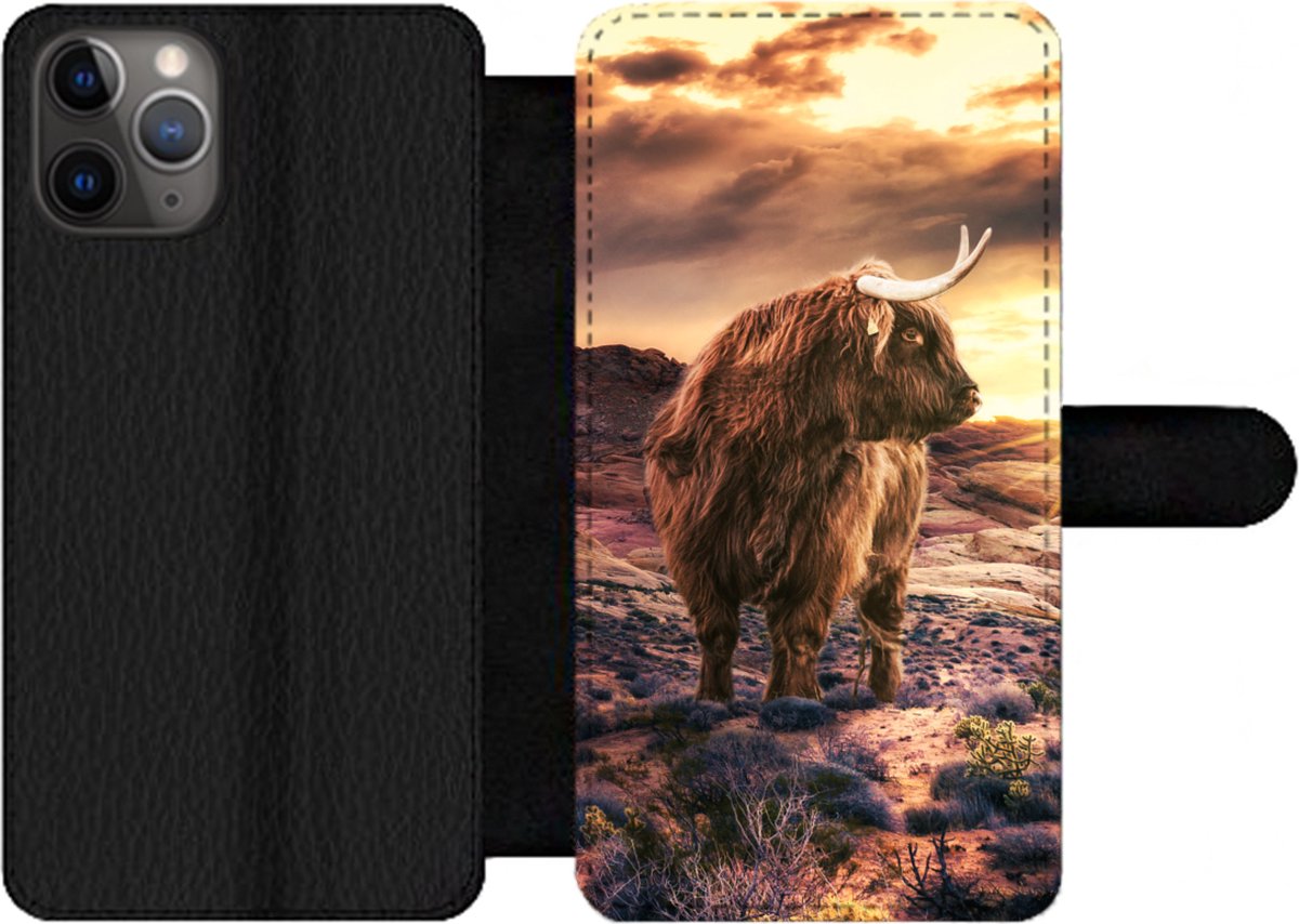 Telefoonhoesje Geschikt voor iPhone 11 Pro Max telefoonhoesje - Schotse hooglander - Horizon - Landschap - Met vakjes - Wallet case met magneetsluiting