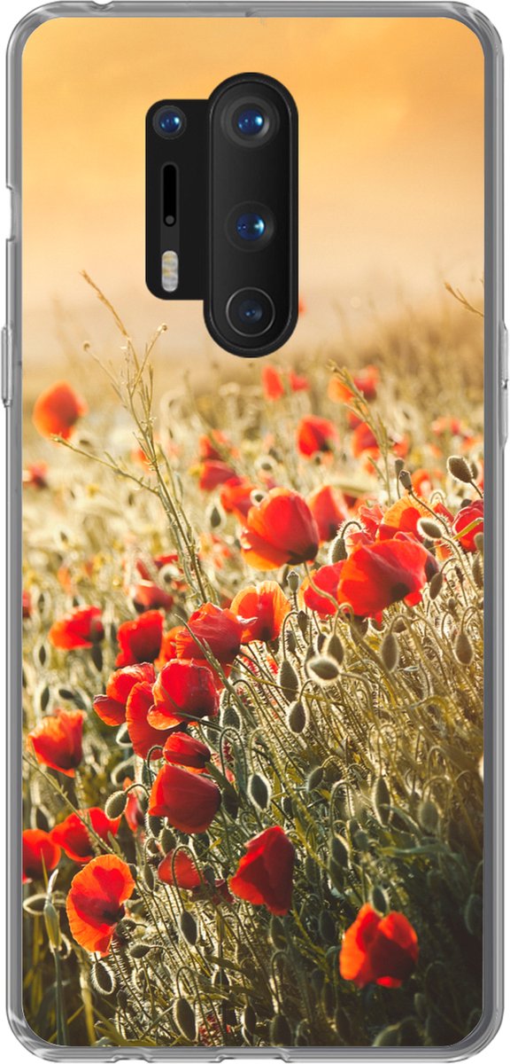 Telefoonhoesje Geschikt voor OnePlus 8 Pro hoesje - Zonnestralen over een bos Klaprozen - Siliconen Telefoonhoesje Telefoonhoesje