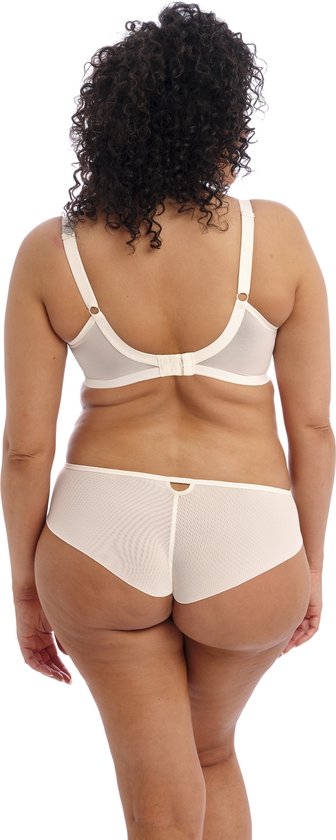 Model draagt crèmekleurige beha en slip, achterkant zichtbaar met kanten details.