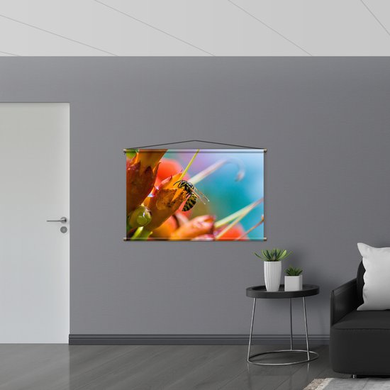 WallClassics - Affiche Textile - Abeille sur Fleurs Rouges - 120x80 cm Photo sur Textile