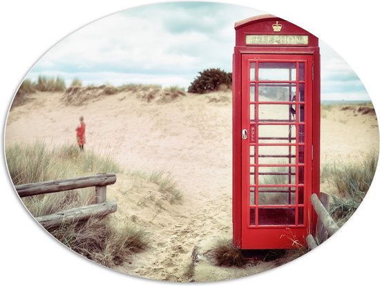 WallClassics - PVC Schuimplaat Ovaal - Rode Telefooncel in Duinen - 108x81 cm Foto op Ovaal  (Met Ophangsysteem)