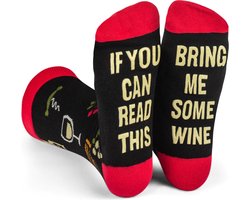Malinsi® Grappige Sokken Wijn - Bring me some Wine - Leuke AntiSlip Huissokken Dames Heren - Gekke Cadeaus Drank - Cadeautjes Volwassenen - Funny Socks - Vrolijke Slofsokken met Tekst - Cadeau voor Mannen & Vrouwen - Moederdag Geschenk Giftset
