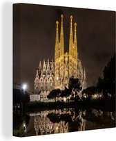 Canvas Schilderij Verlichte Sagrada Familia in Barcelona bij nacht - 90x90 cm - Wanddecoratie