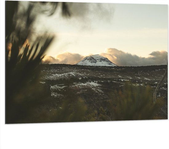 WallClassics - Dibond - Witte Sneeuwberg in Landschap met Wolken - 100x75 cm Foto op Aluminium (Met Ophangsysteem)