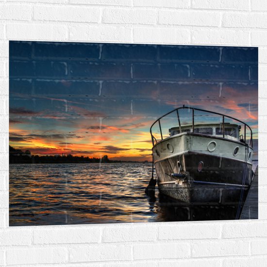 WallClassics - Muursticker - Schip op het Water met Oranje Lucht - 100x75 cm Foto op Muursticker