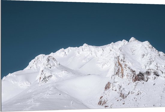 WallClassics - Dibond - Sneeuw op Berg - 120x80 cm Foto op Aluminium (Met Ophangsysteem)
